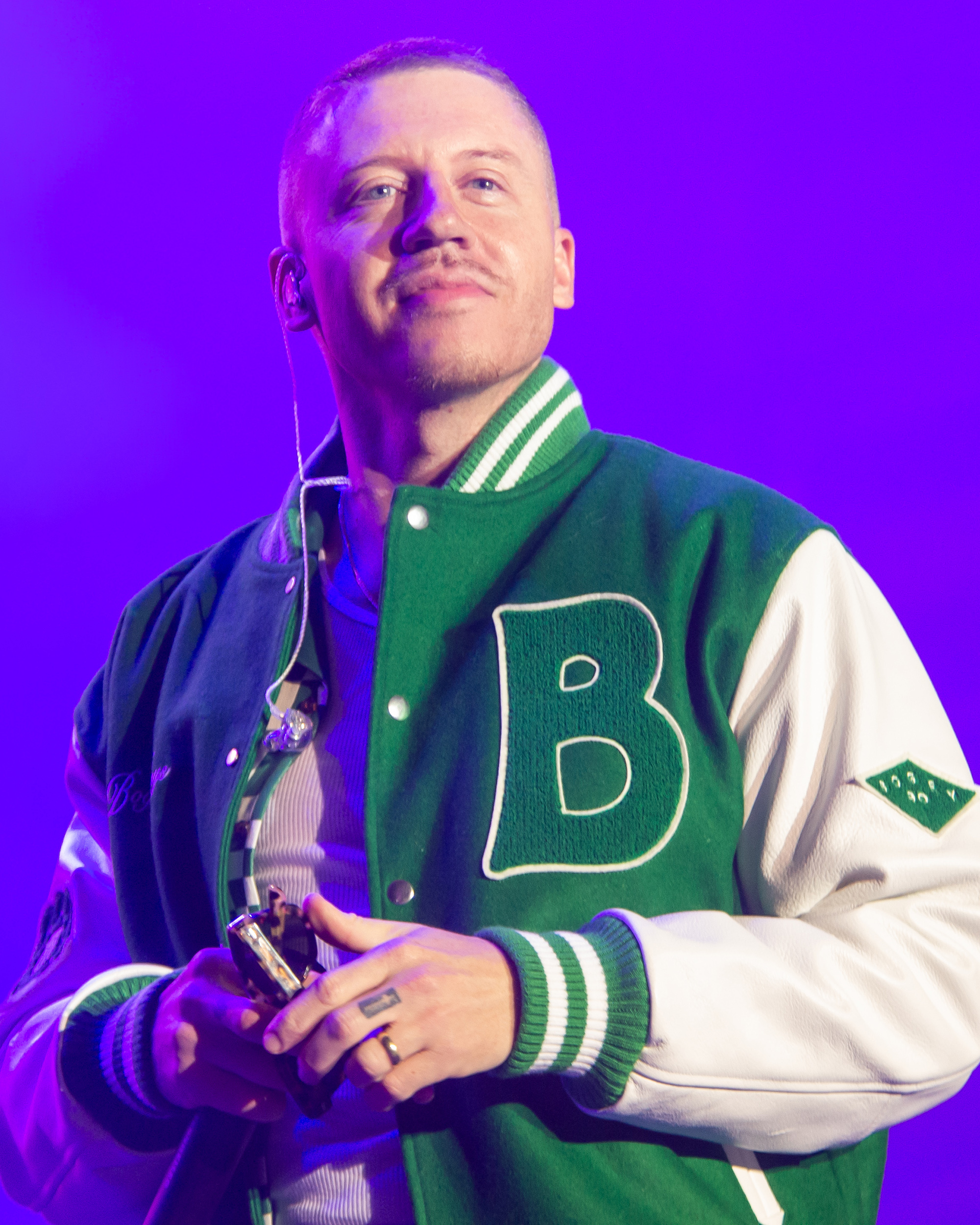 Macklemore — Macklemore au festival des Papillons de nuit, Saint-Laurent-de-Cuves, Normandie, juin 2022.